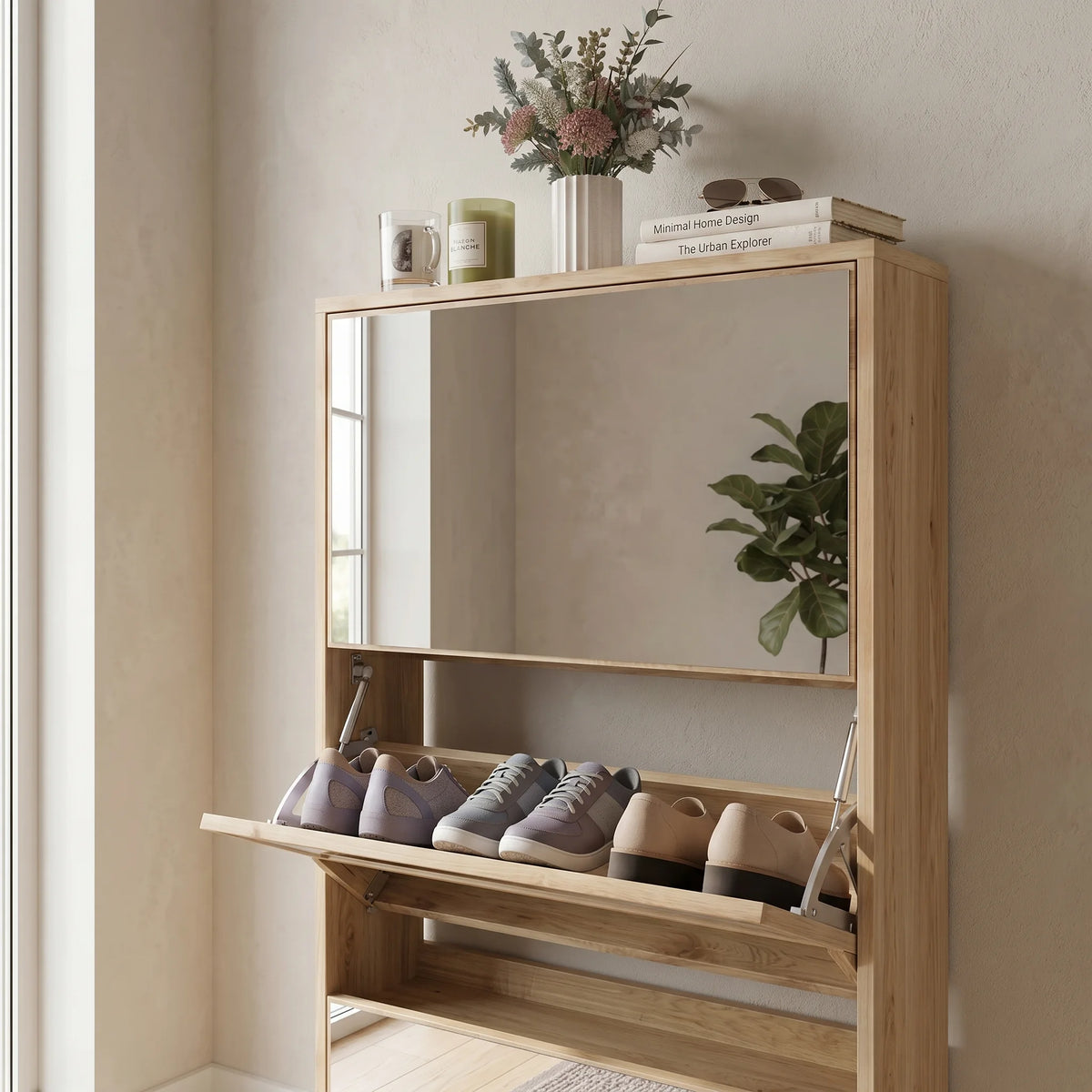 Détail du miroir supérieur et du rangement à chaussures central en bois clair