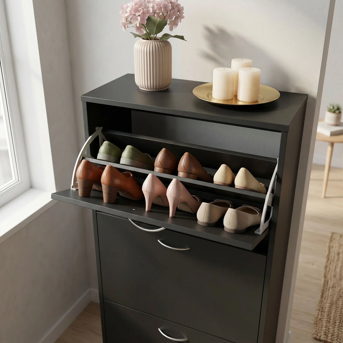 Détail du compartiment supérieur ouvert et des chaussures du meuble noir
