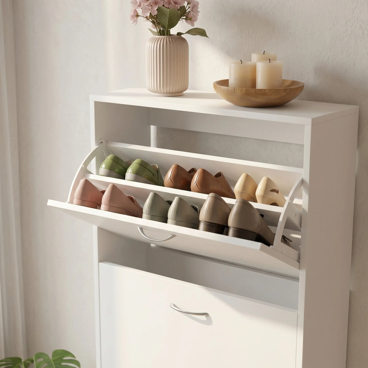 Détail du rangement à chaussures supérieur ouvert du meuble blanc