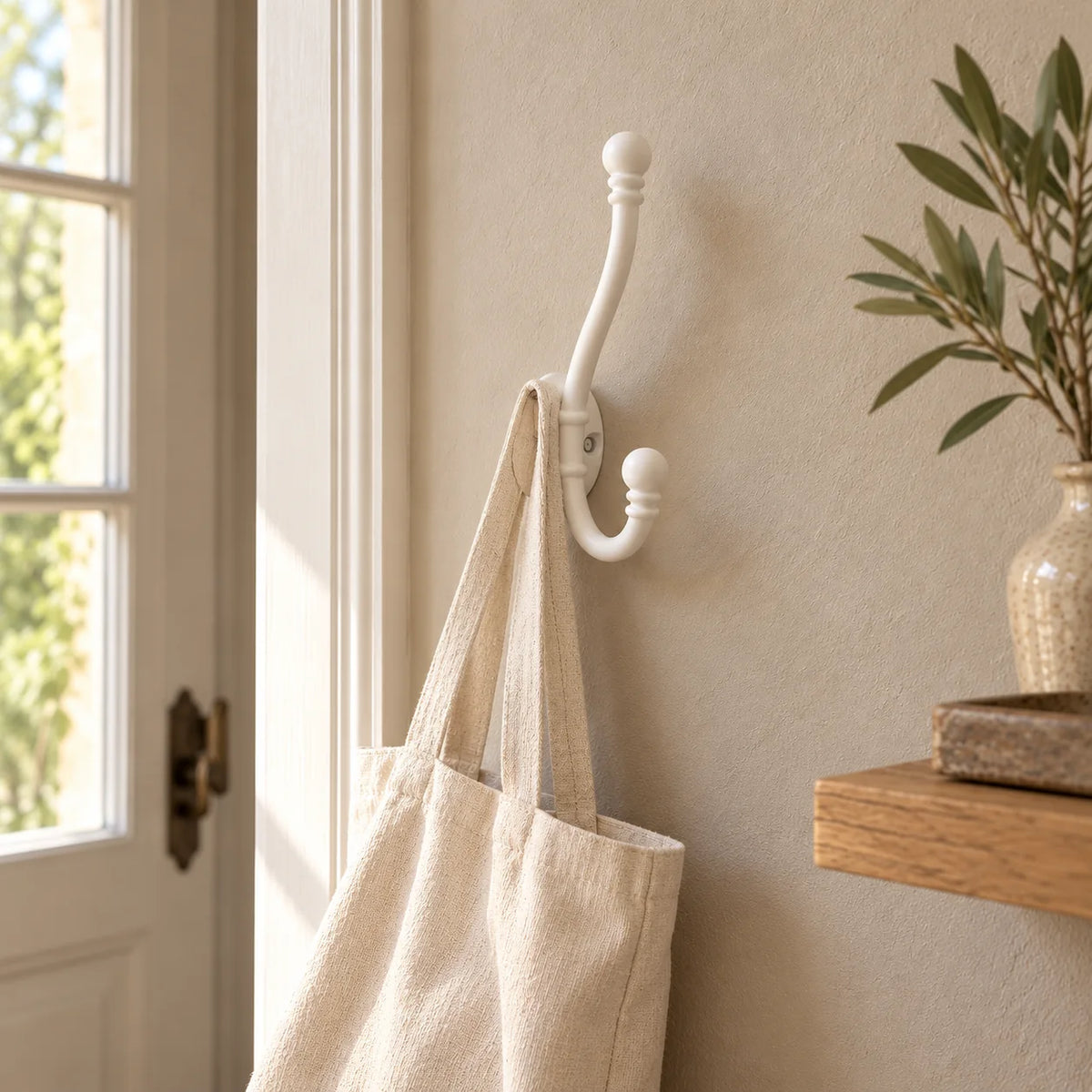 Patère double blanche avec un sac en toile suspendu dans une entrée