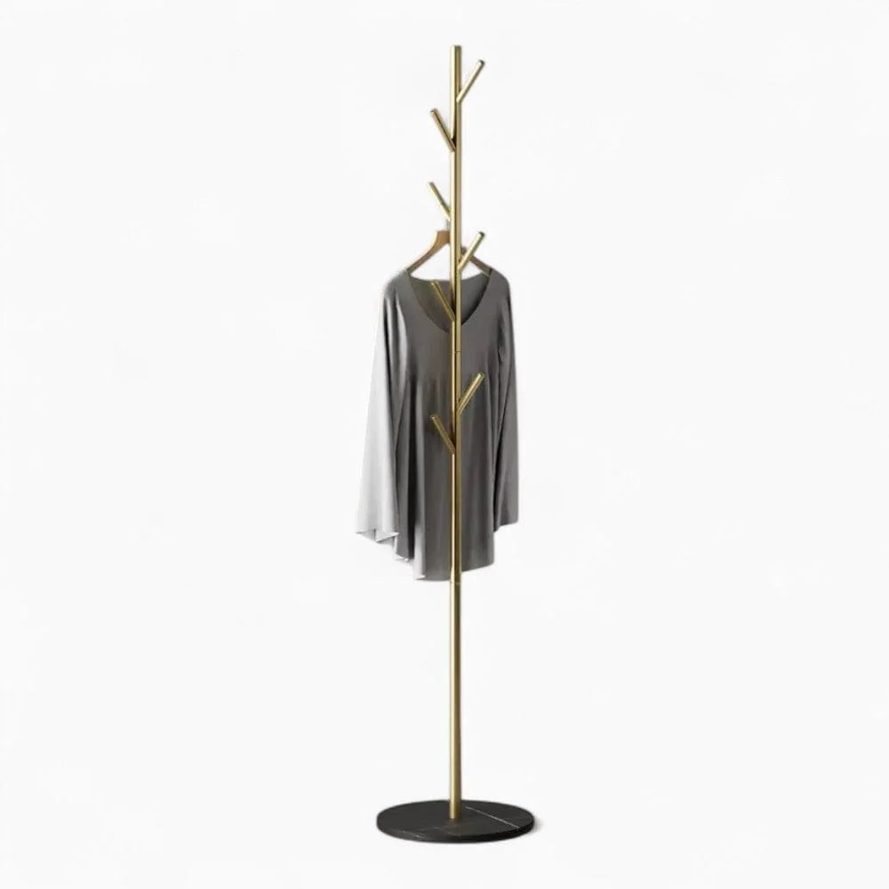 Photo originale du porte-manteau arbre doré sur base noire marbrée avec vêtement gris