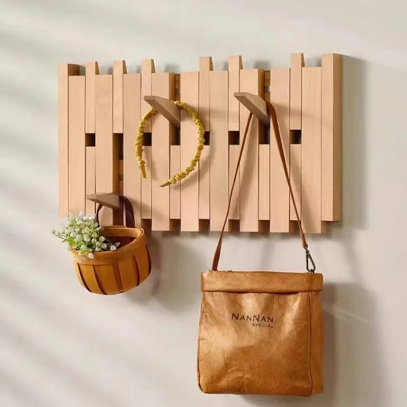 Photographie d’origine du porte-manteau mural large en bois clair avec des accessoires suspendus