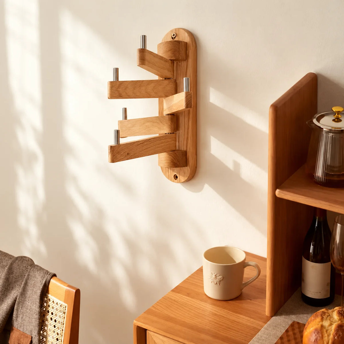 Porte-manteau mural en bois avec ses cinq bras ouverts à différents angles dans un intérieur