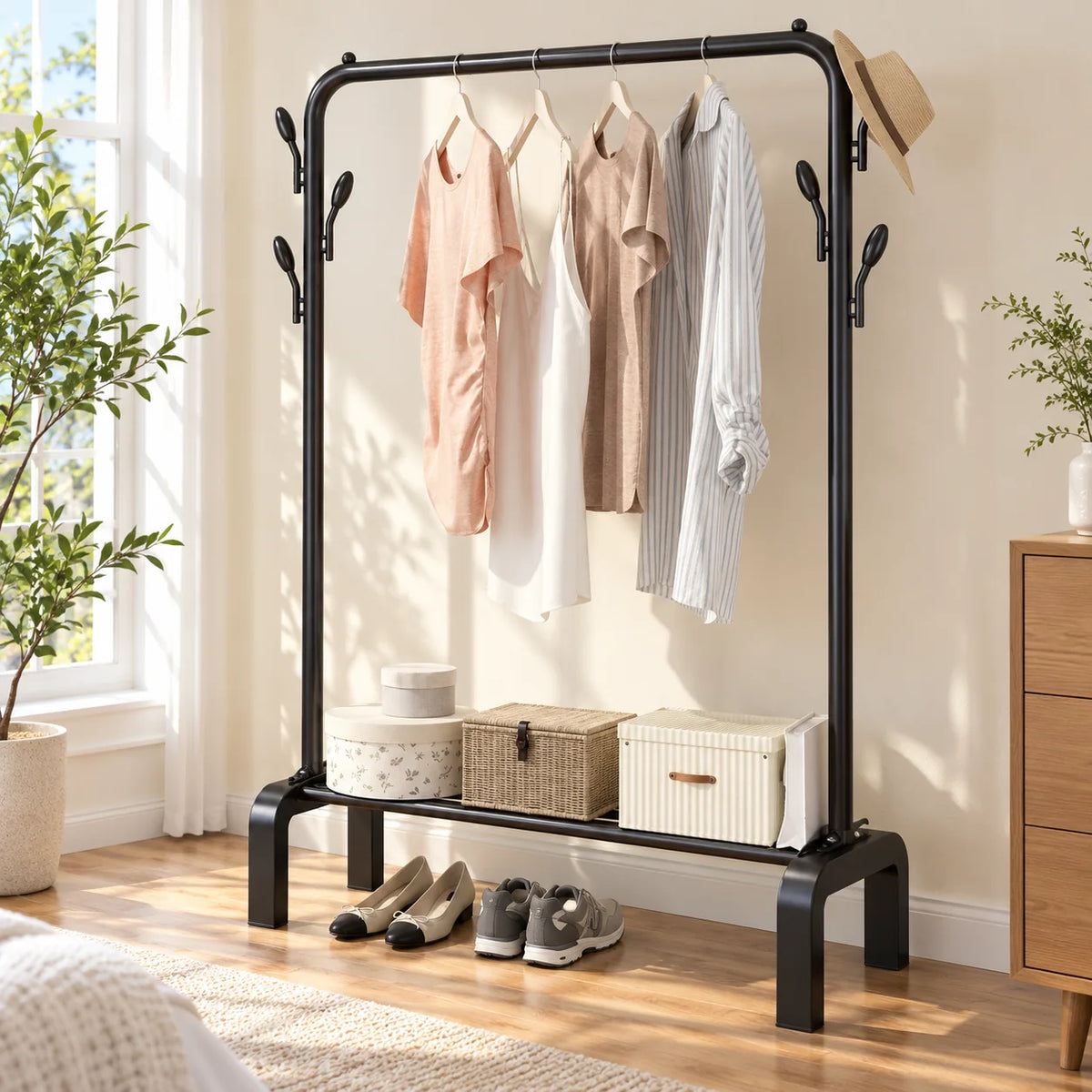Portant dressing noir vu en angle près d’une fenêtre, avec vêtements et rangements