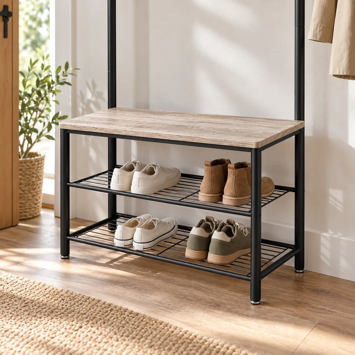 Détail de la banquette en bois et des deux étagères à chaussures métalliques
