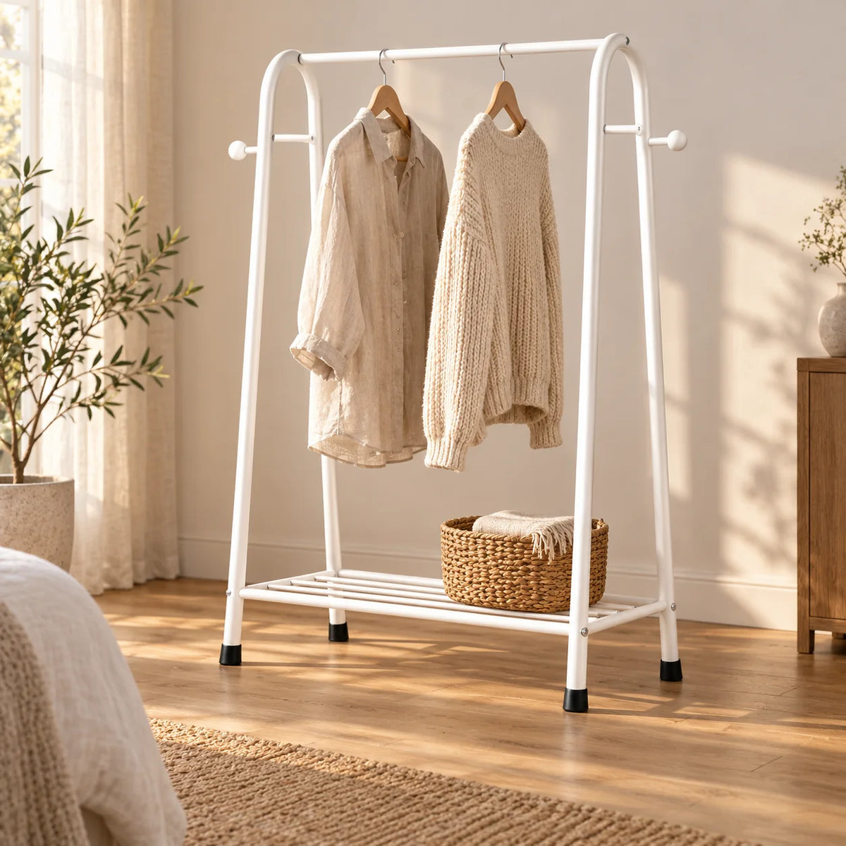 Mini dressing blanc avec deux vêtements et un panier en lumière chaude
