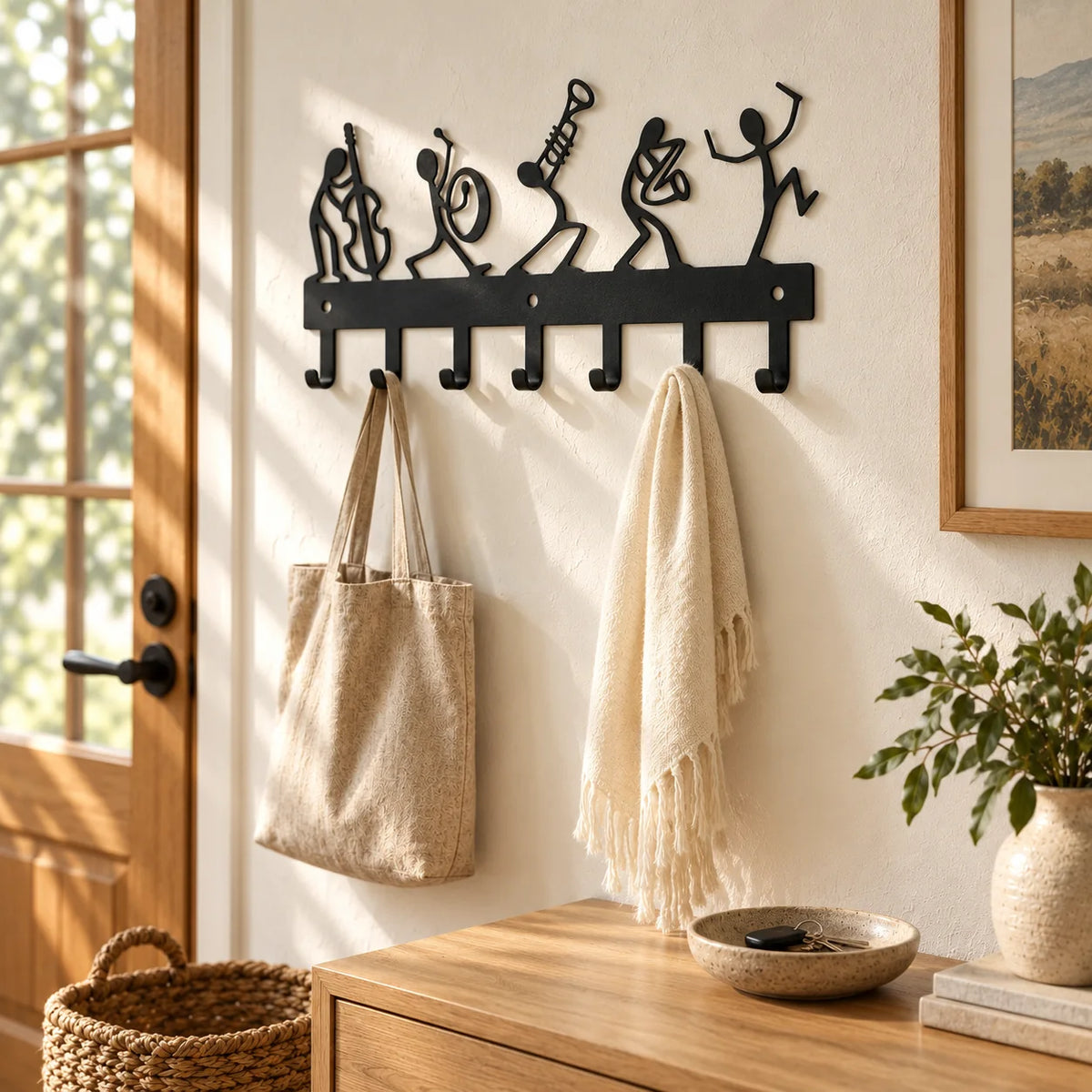 Porte-manteau mural noir à musiciens vu sous un autre angle dans la même entrée