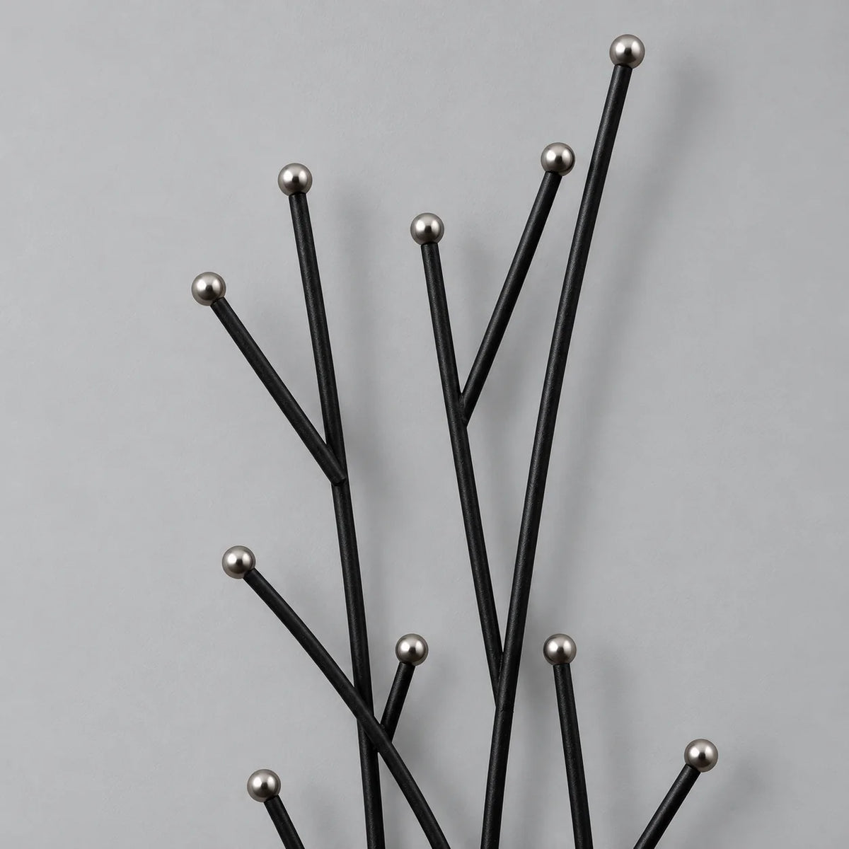 Détail des branches hautes noires et des embouts métalliques