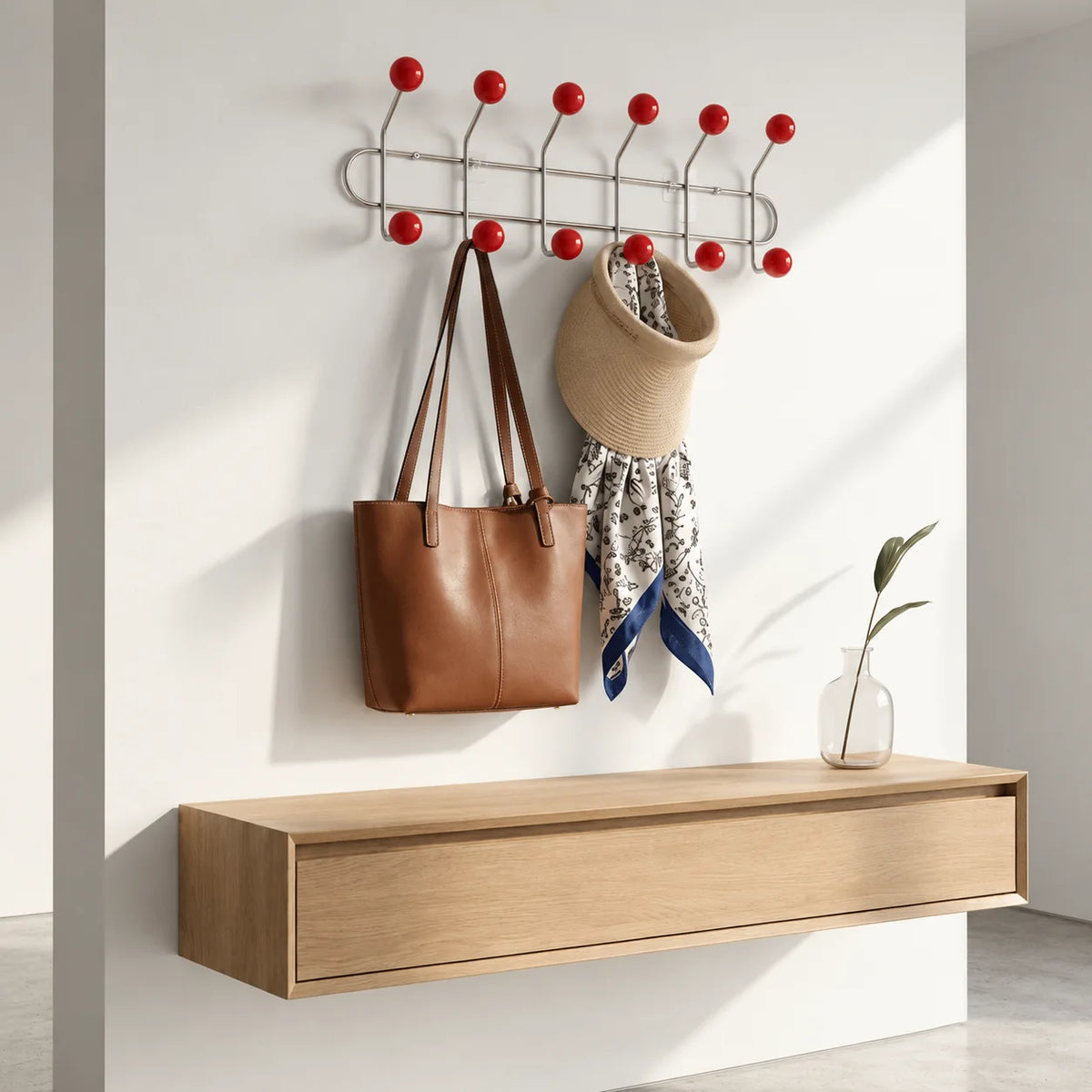Vue rapprochée du porte-manteau mural rouge utilisé pour suspendre un sac et des accessoires