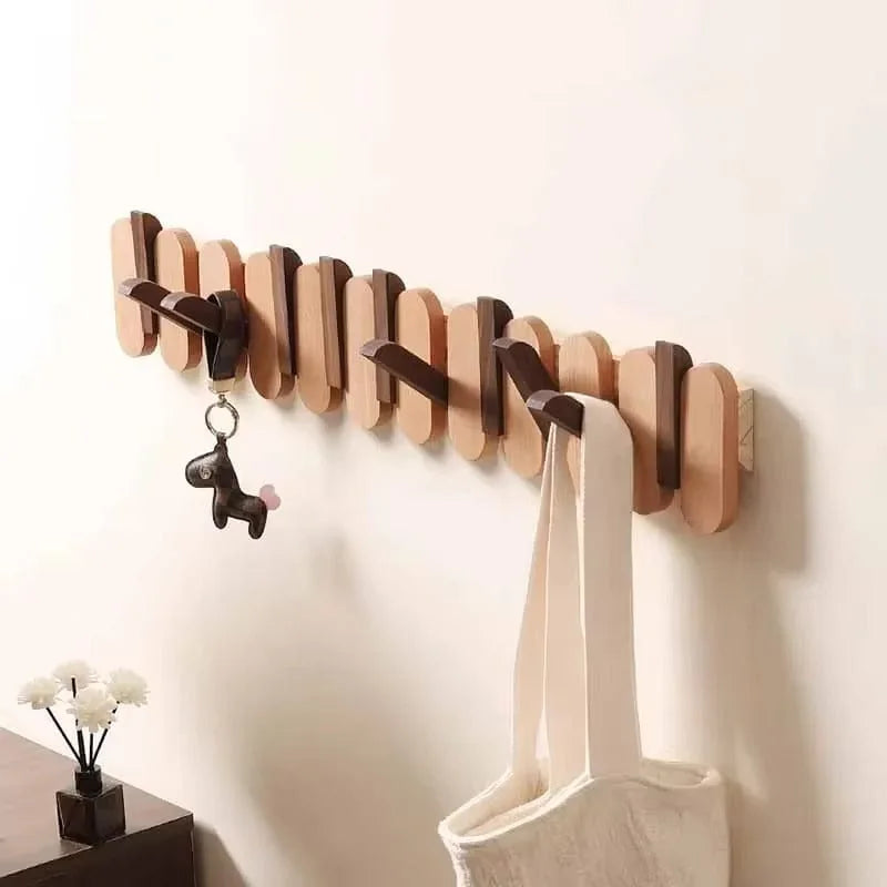Photo originale du porte-manteau mural arrondi en bois dans une entrée
