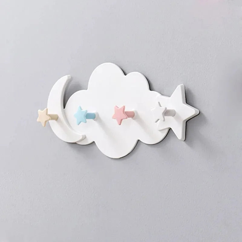 Photo originale du porte-manteau Nuage blanc avec quatre patères étoile sur mur gris