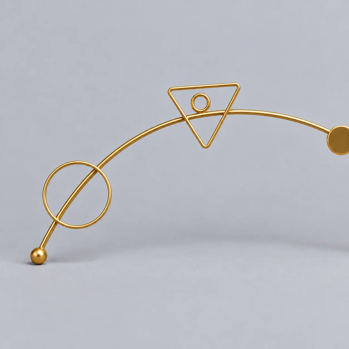 Détail de la boucle et du triangle gauches du porte-manteau Serpent doré