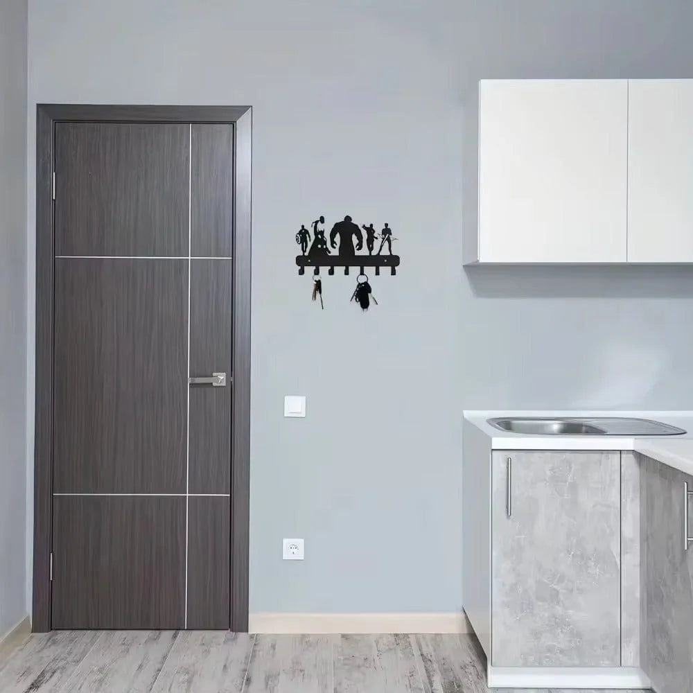 Vue éloignée de la patère noire à motifs de super-héros dans une entrée