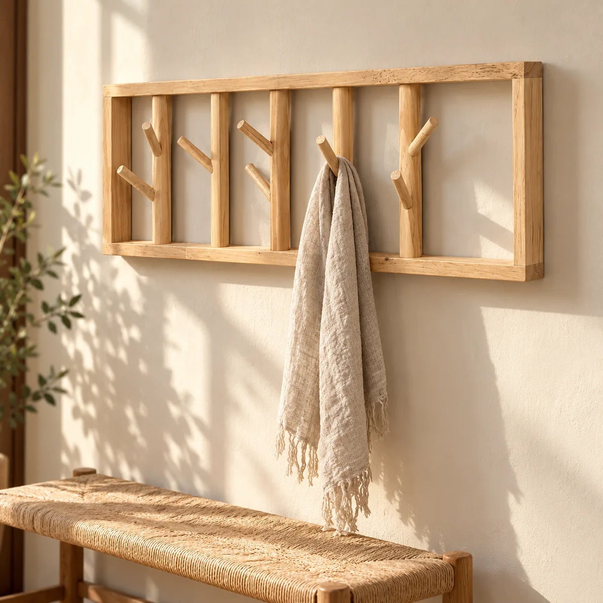 Porte-manteau mural Tige Bois clair avec une écharpe en lumière chaude