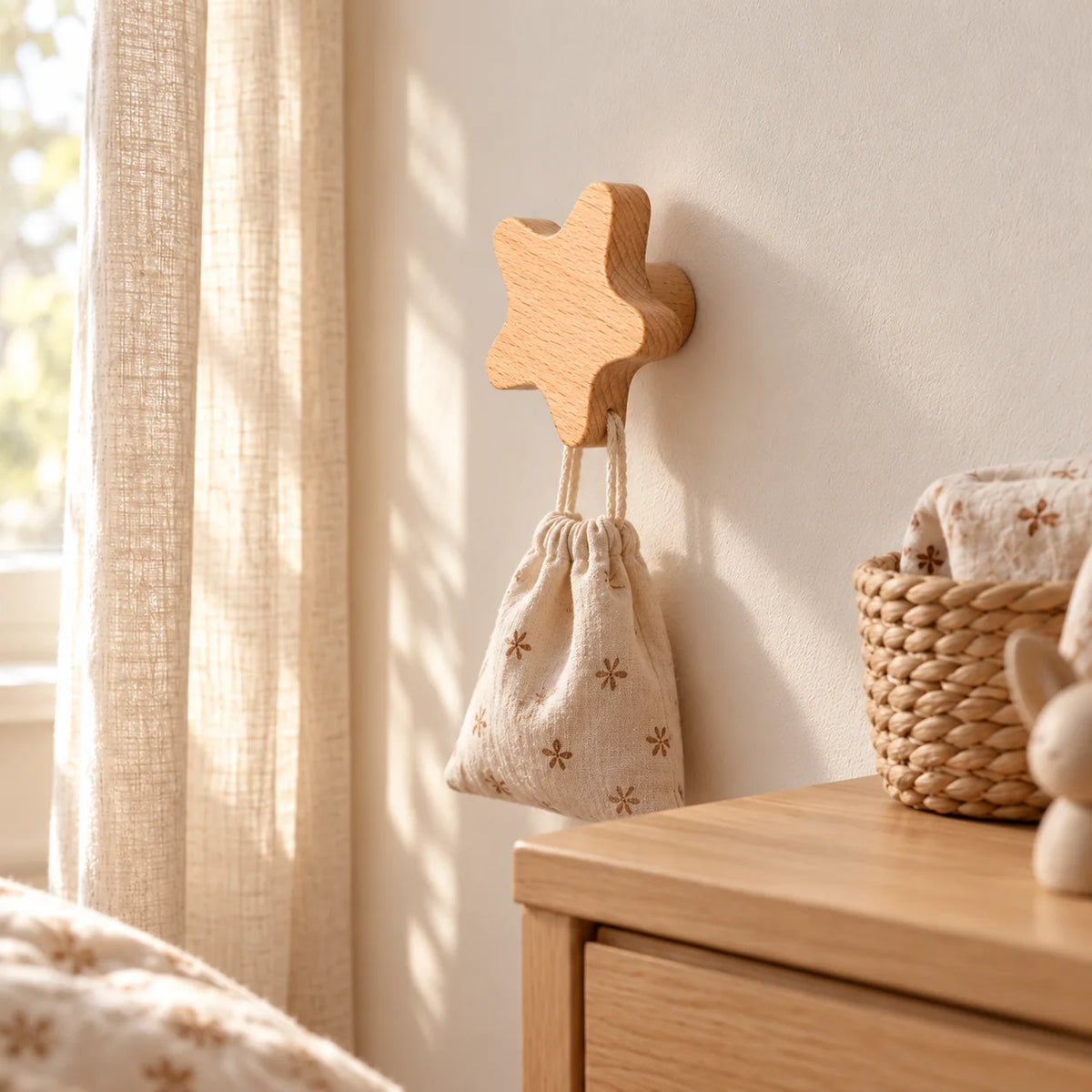 Patère étoile en bois avec petit sac en coton suspendu dans la même chambre