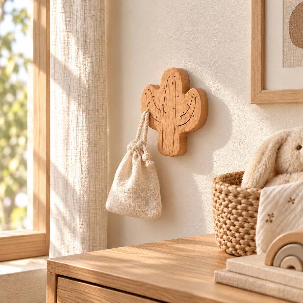 Patère cactus en bois gravé avec petit sac en lin suspendu dans la même chambre