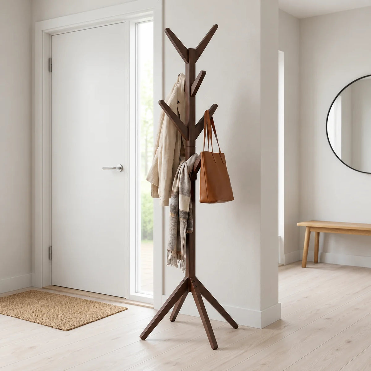 Porte-manteau arbre en bois foncé vu sous un autre angle dans une entrée