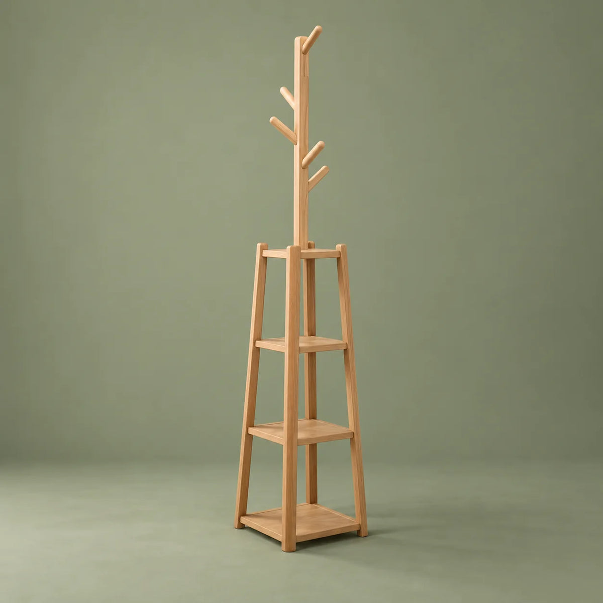 Vue entière de trois quarts du porte-manteau sur pied en bois à trois étagères sur fond vert sauge