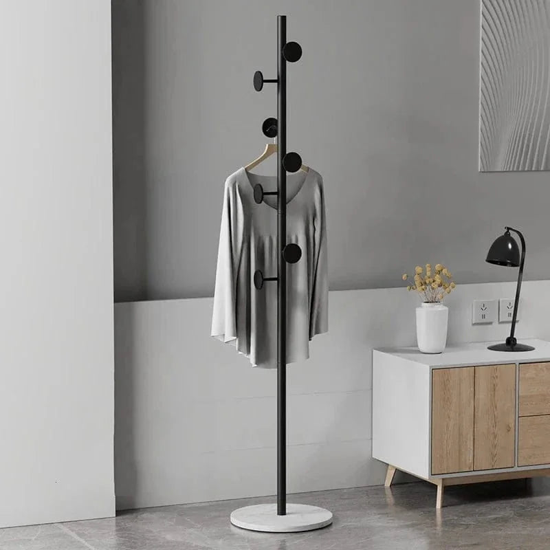 Porte-manteau champignon noir à base blanche dans un intérieur gris, photo originale