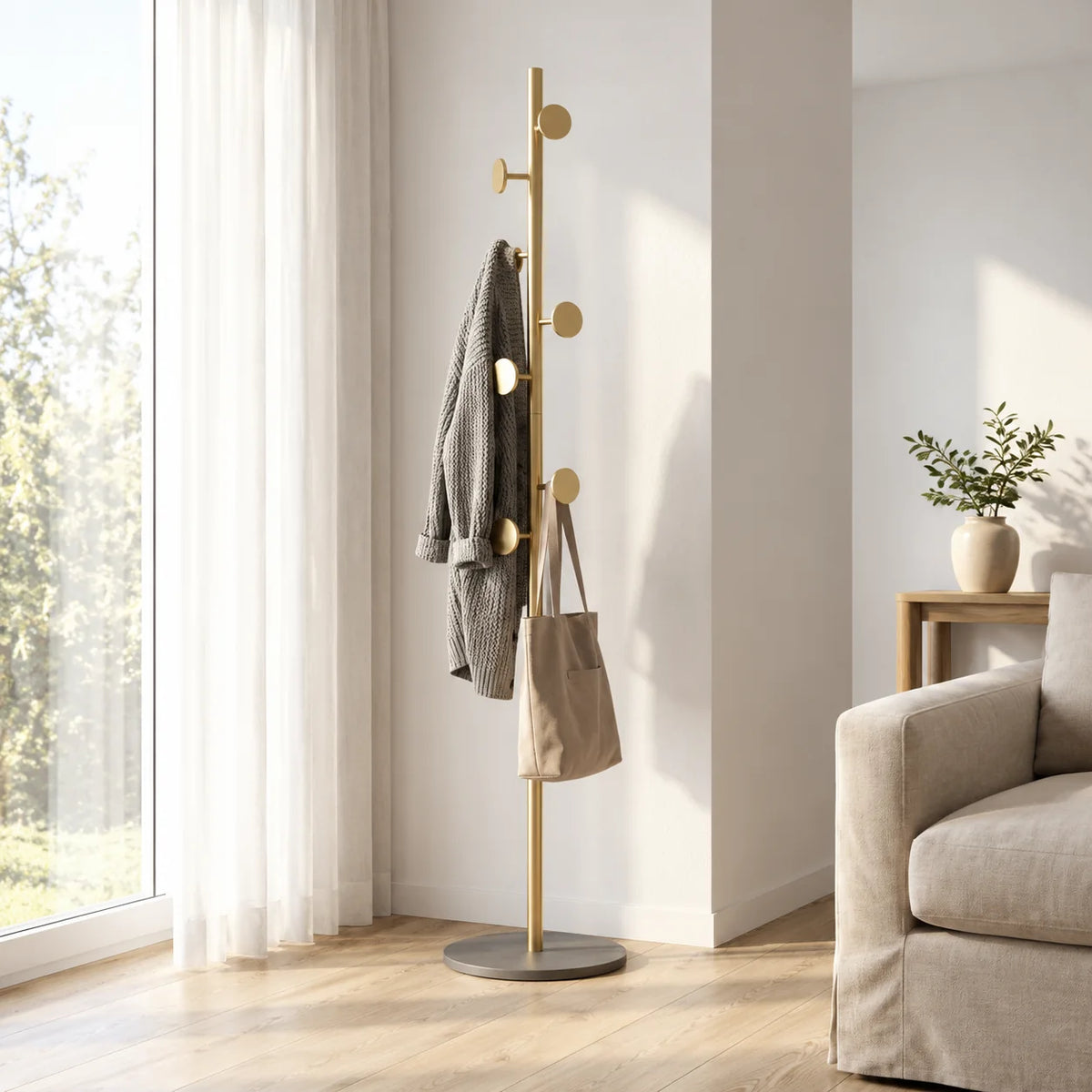 Porte-manteau doré sur pied vu depuis un autre angle du salon
