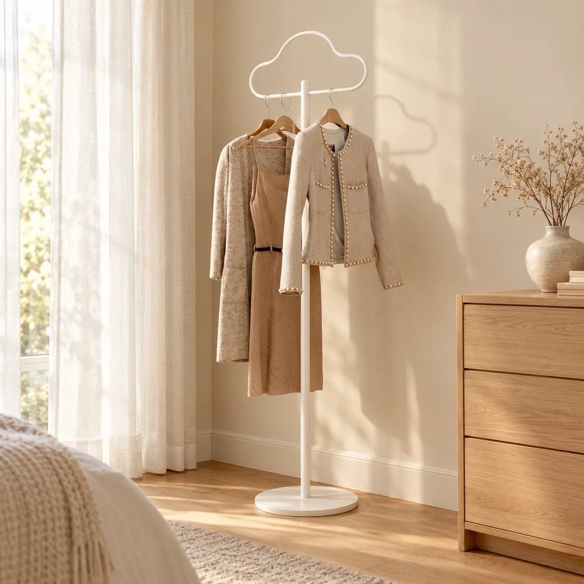 Porte-manteau Nuage blanc avec vêtements près d'une fenêtre et d'une commode