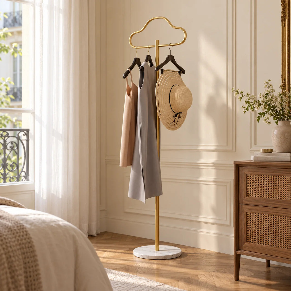 Porte-manteau Nuage d'or sur socle blanc, installé près d'une fenêtre dans une chambre