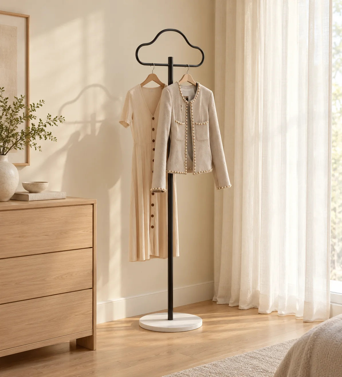 Porte-manteau en forme de nuage noir près d'une fenêtre dans une chambre