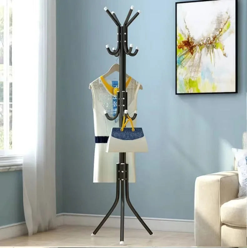 Photo originale du porte-manteau perroquet noir dans une pièce à mur bleu