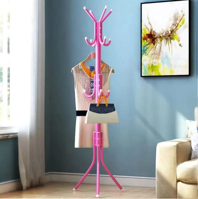 Photo originale du porte-manteau perroquet rose dans une pièce à mur bleu