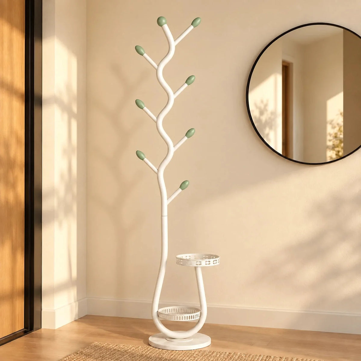 Porte-manteau blanc à embouts vert sauge dans une entrée près d’un miroir rond