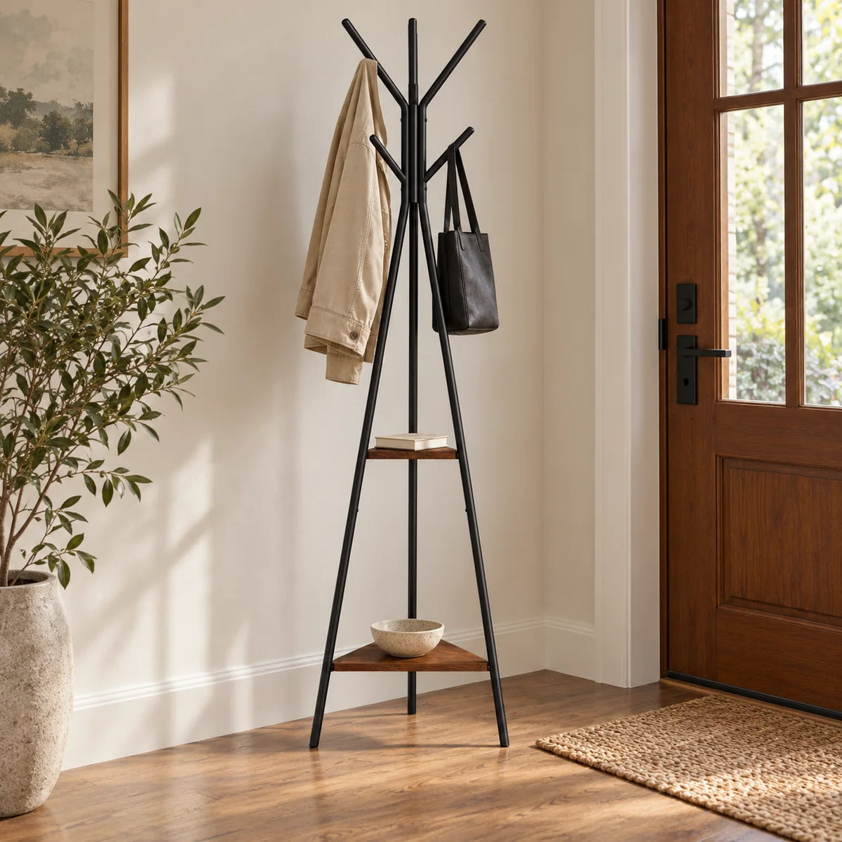 Porte-manteau trépied noir avec veste et sac dans une entrée
