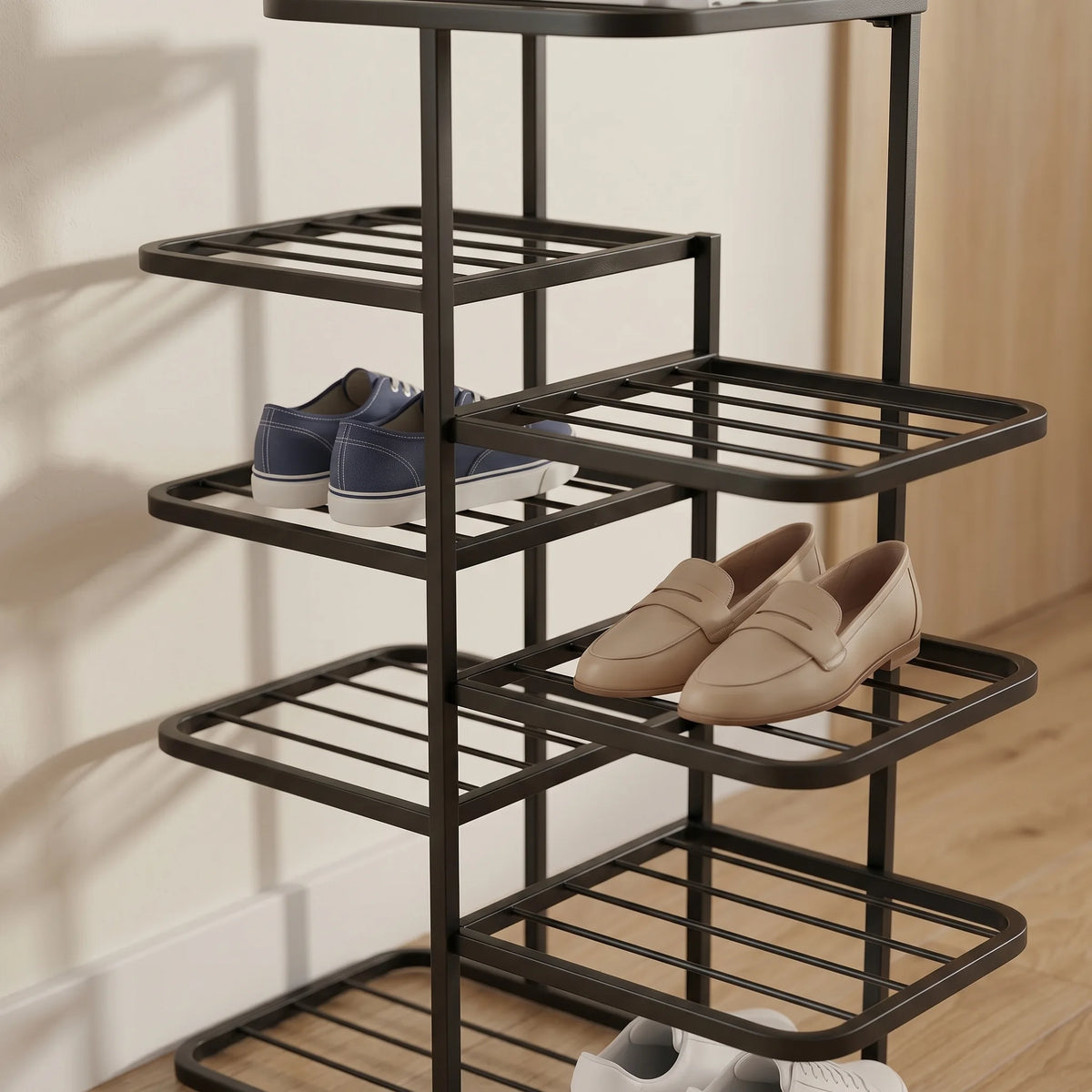 Détail des étagères ajourées en fer noir avec chaussures bleu marine et mocassins beiges
