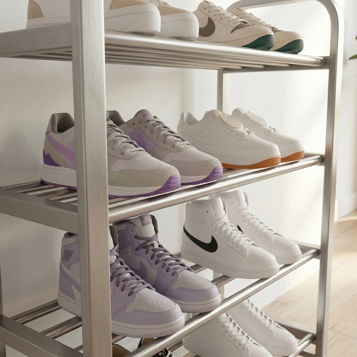 Détail des tablettes tubulaires en acier argenté et des baskets violettes et blanches
