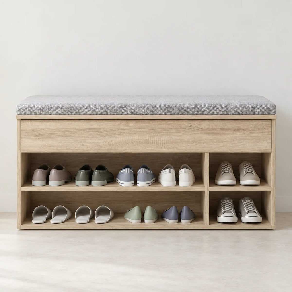 Vue rapprochée des compartiments ouverts et des chaussures du banc en bois beige clair