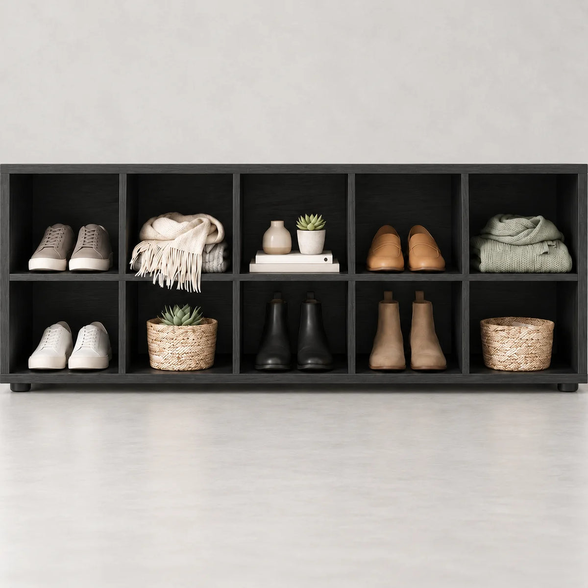 Détail des niches inférieures noires avec chaussures et paniers
