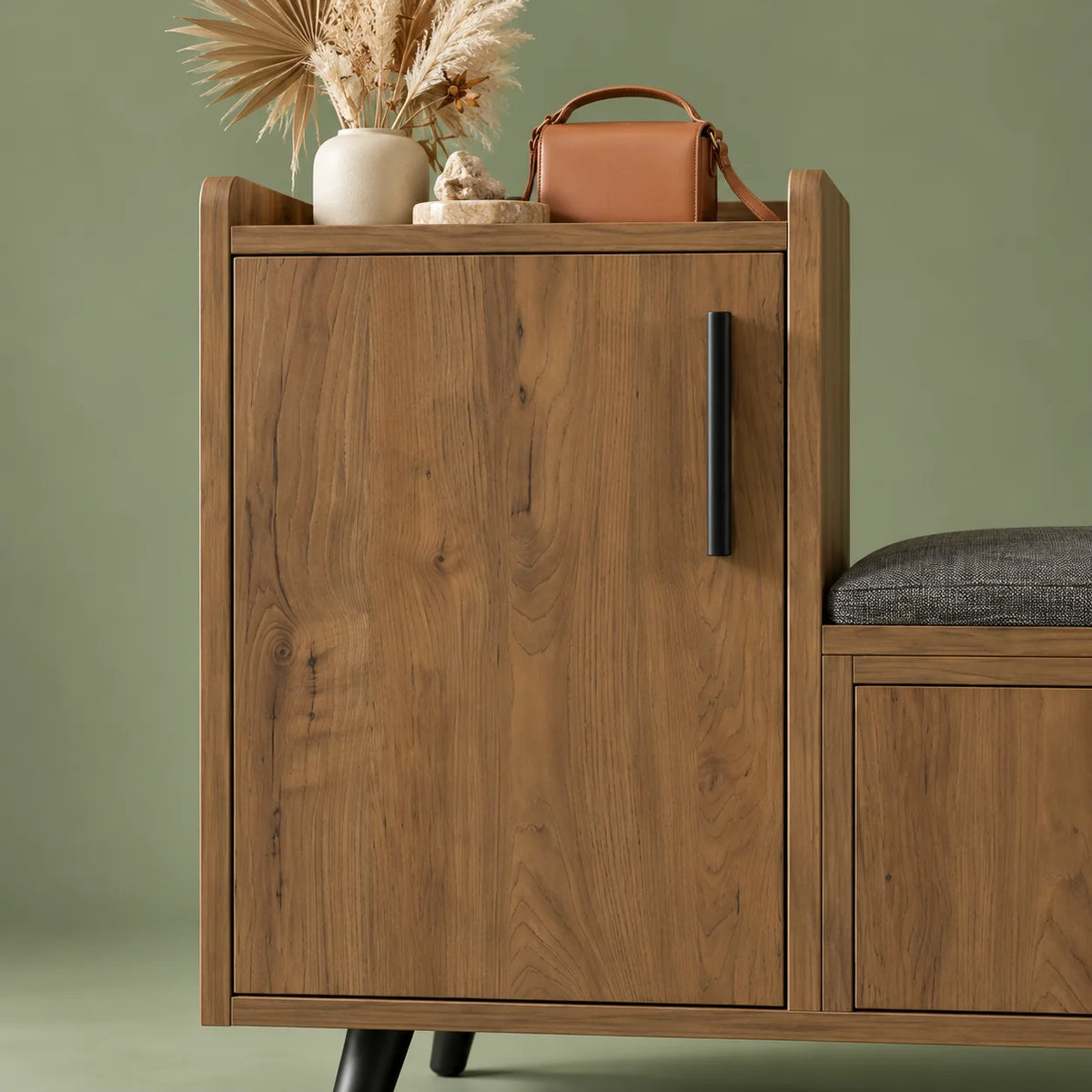 Détail du placard haut en bois marron avec poignée noire