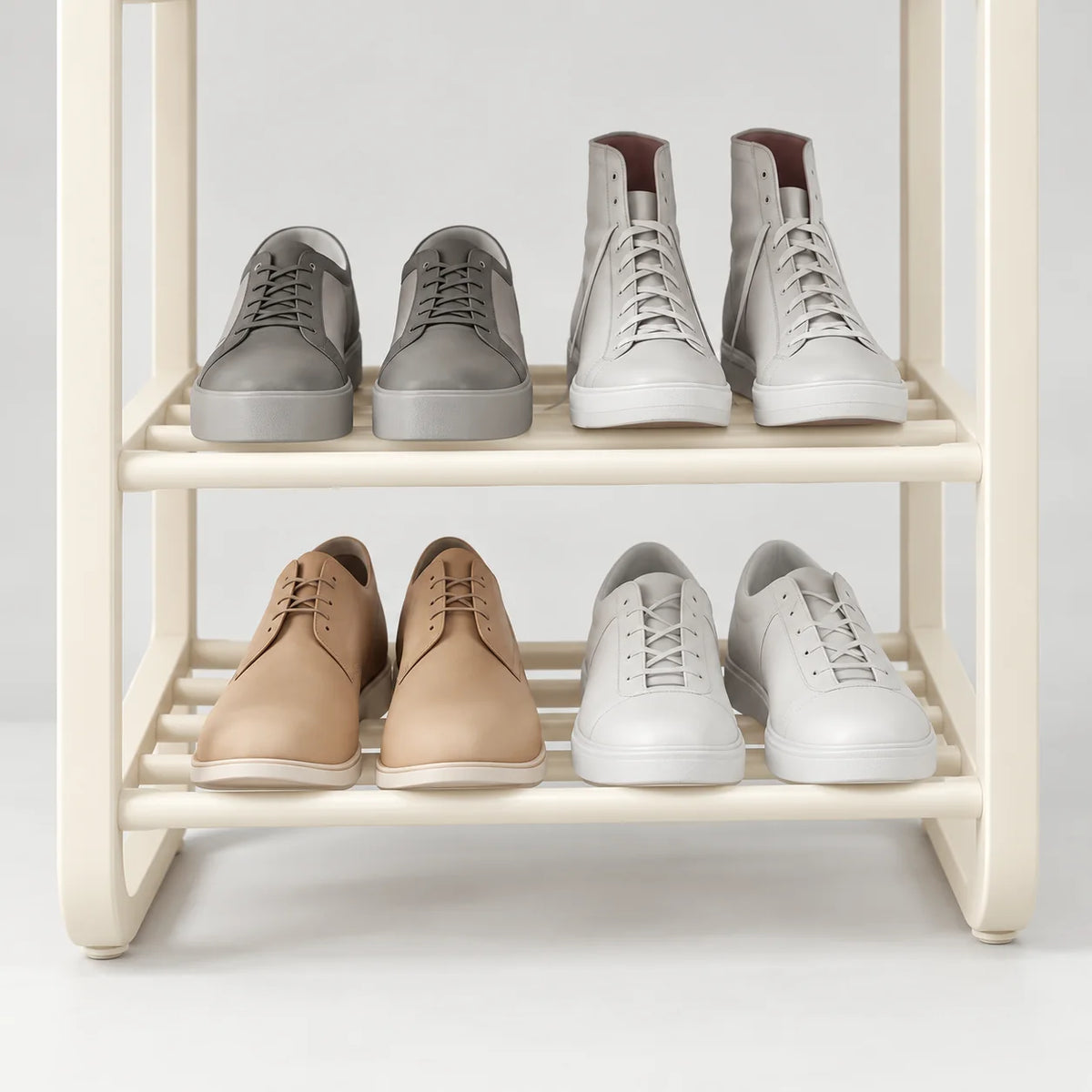 Détail des deux niveaux inférieurs de l’étagère blanche avec chaussures grises, beiges et blanches