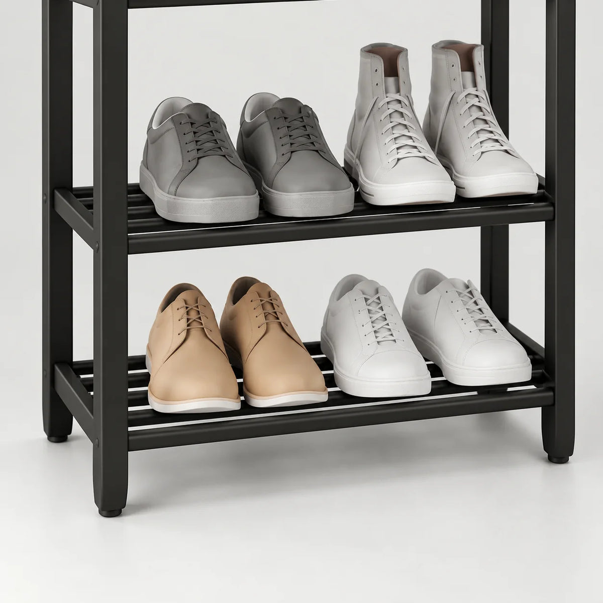 Détail des deux niveaux inférieurs de l’étagère noire avec chaussures grises, beiges et blanches