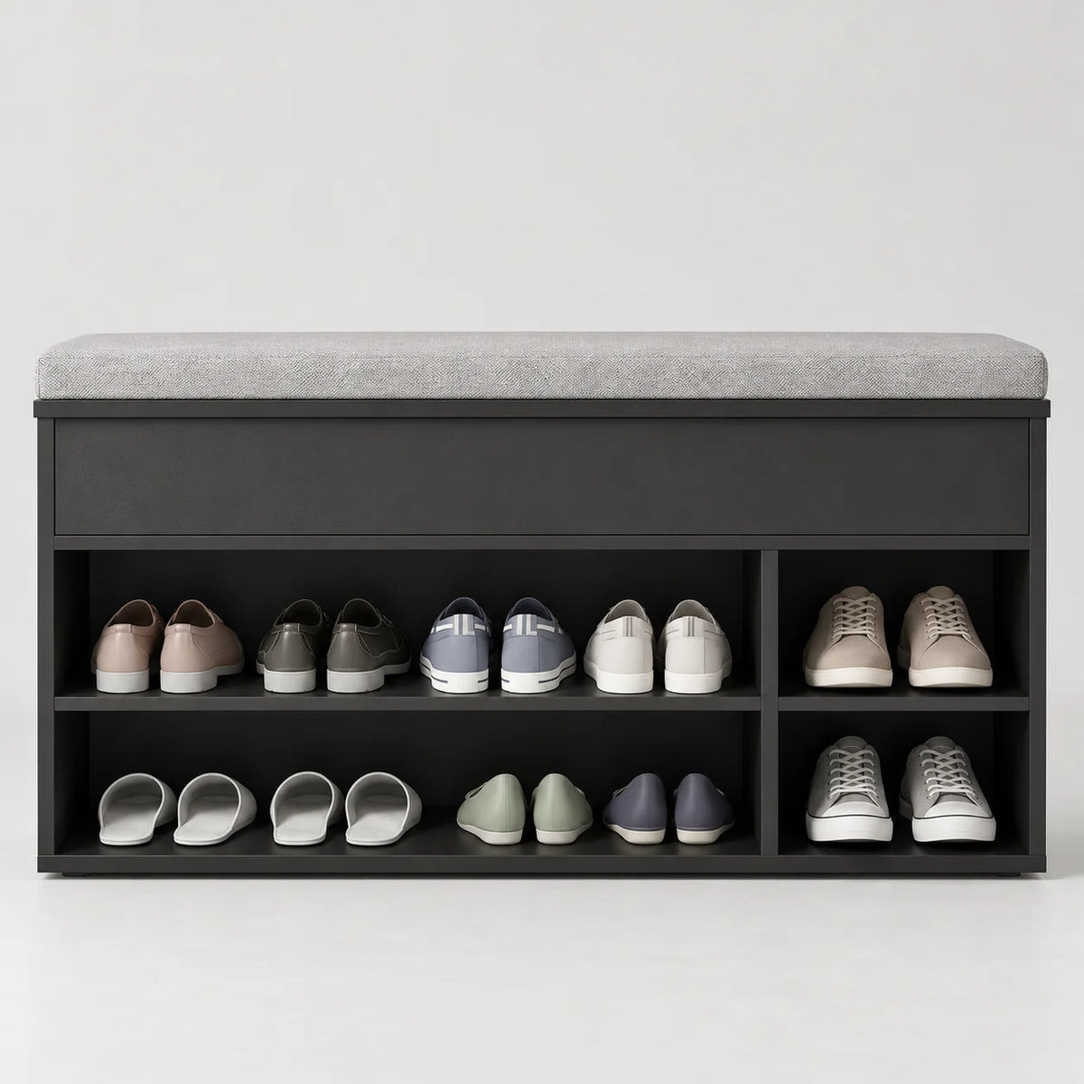 Détail des deux niveaux de rangement et des chaussures du banc noir