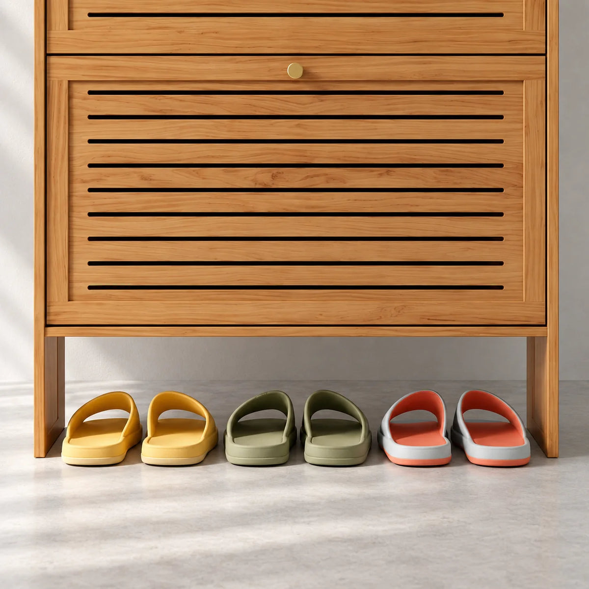 Détail de la façade basse ajourée et de la niche avec trois paires de chaussons
