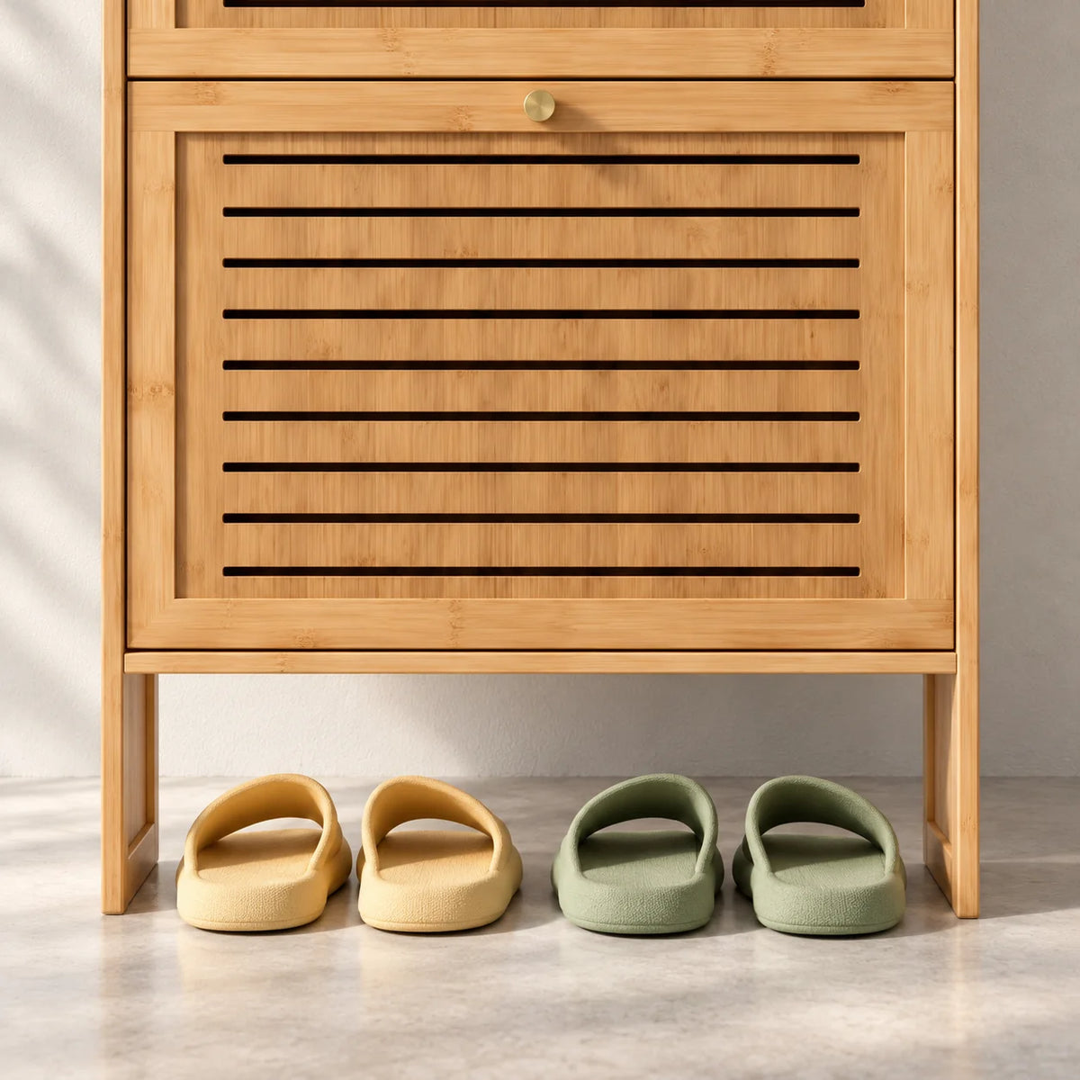Détail de la façade basse ajourée et de la niche avec chaussons jaunes et verts