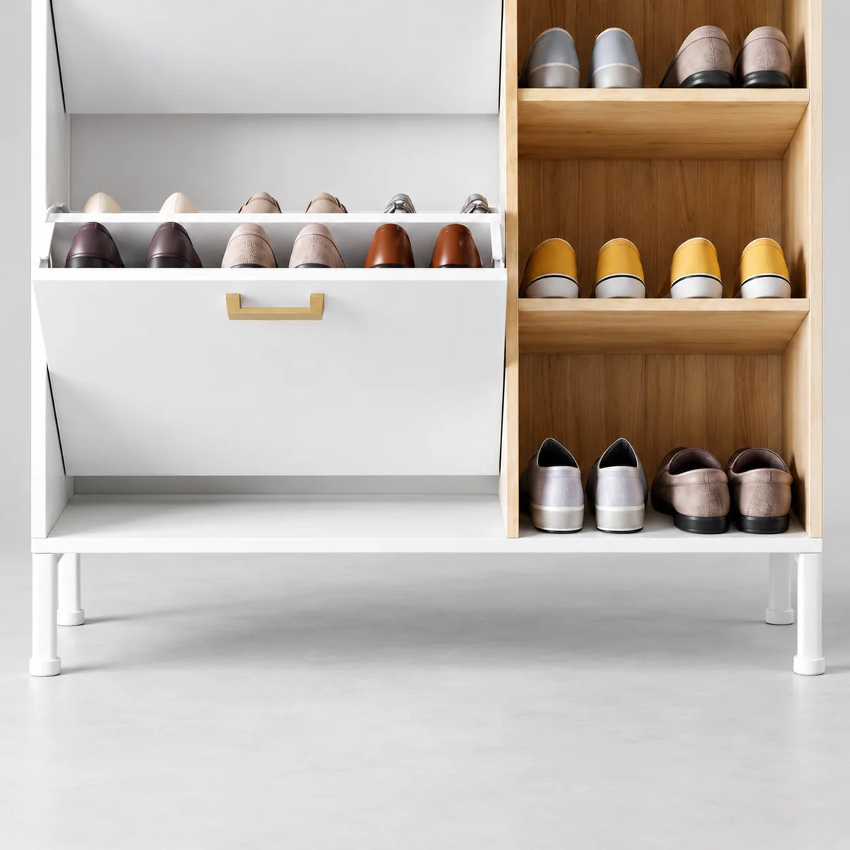 Détail du second abattant blanc, des étagères en bois et des pieds du meuble à chaussures