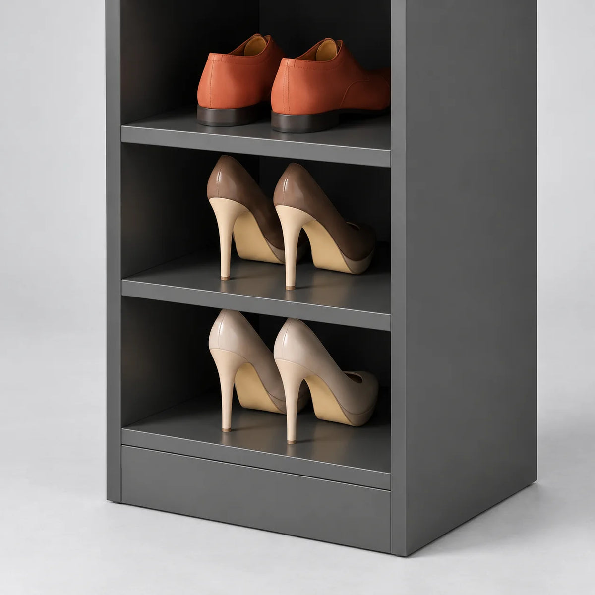 Détail des étagères inférieures et du socle du meuble à chaussures gris foncé
