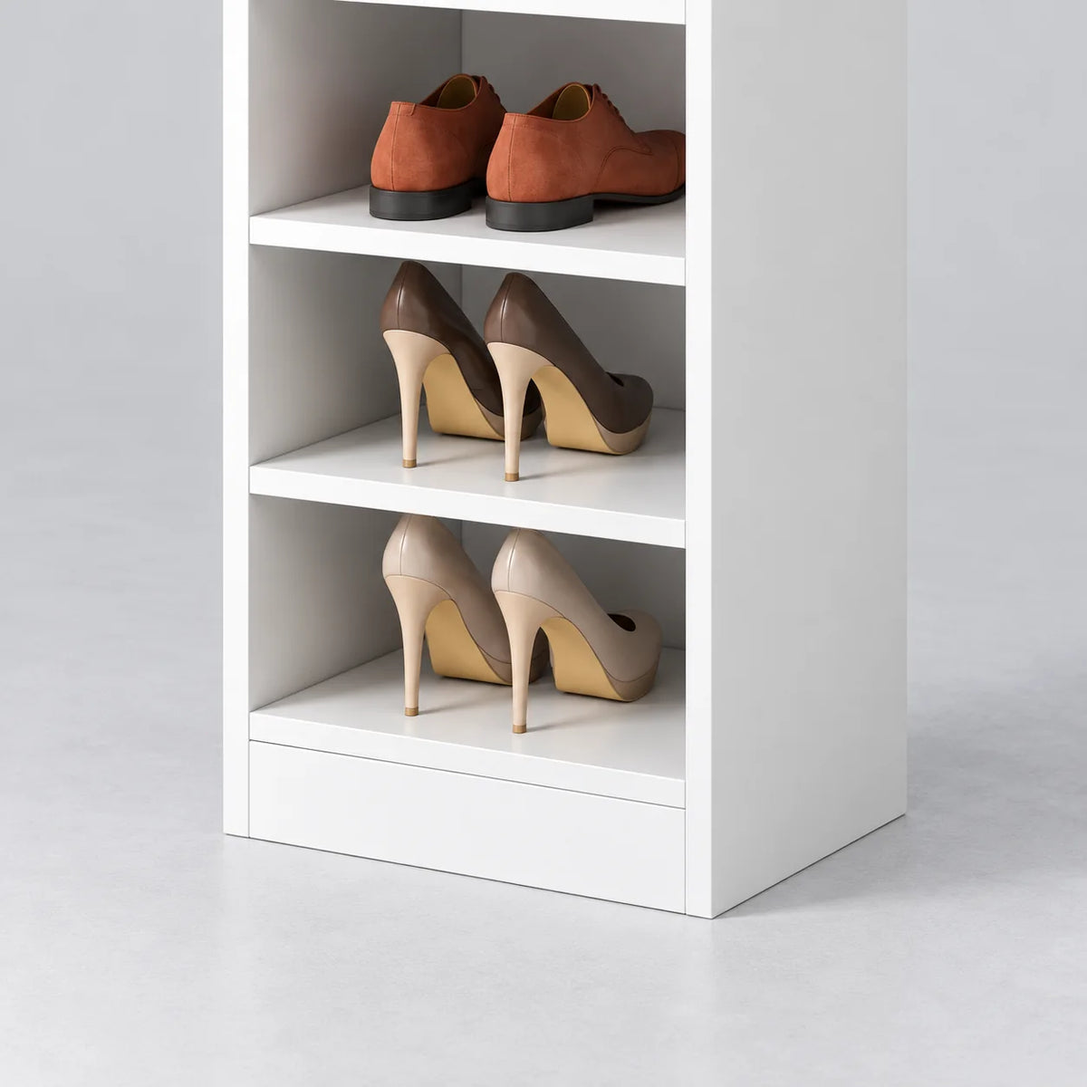 Détail des étagères inférieures et du socle du meuble à chaussures haut blanc