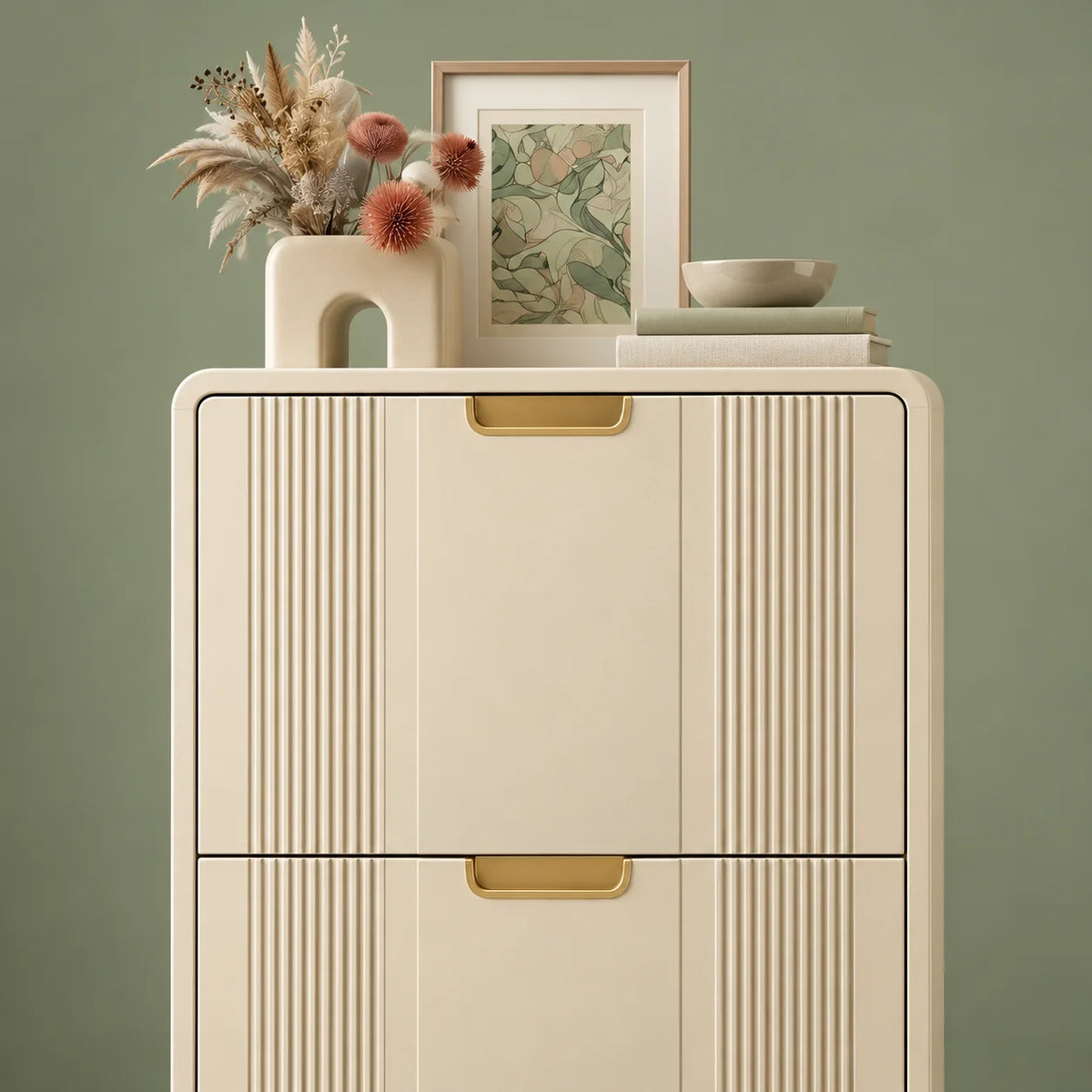 Détail du haut du meuble beige à rainures latérales et poignées dorées