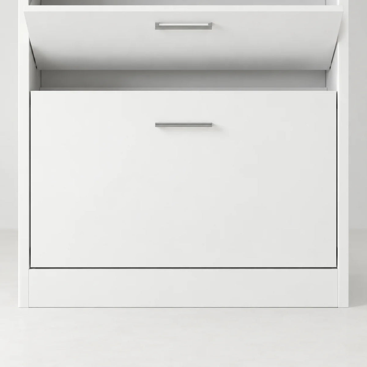 Détail du compartiment inférieur blanc avec poignée argentée et socle