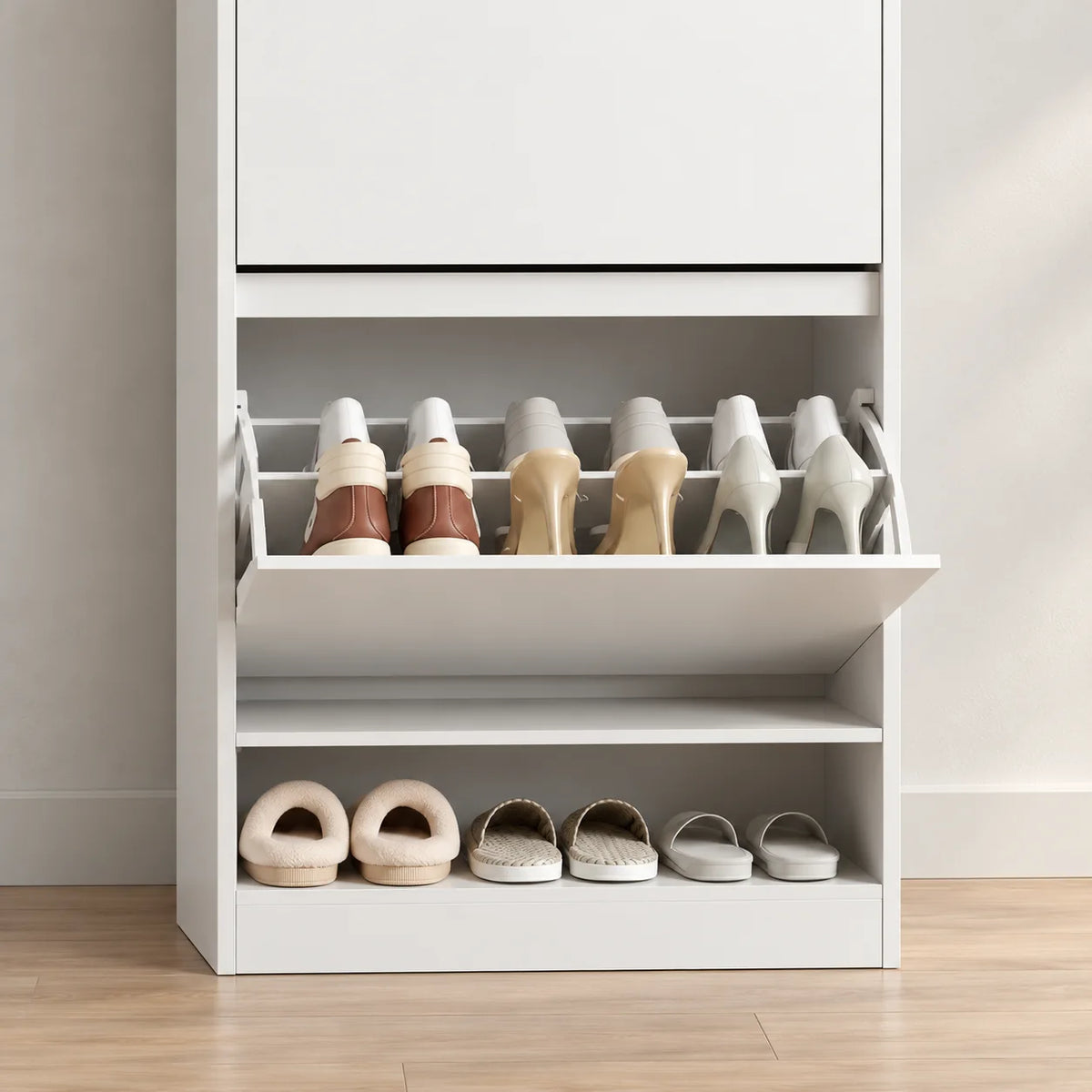 Détail du tiroir à chaussures inférieur ouvert et de l’étagère basse du meuble blanc