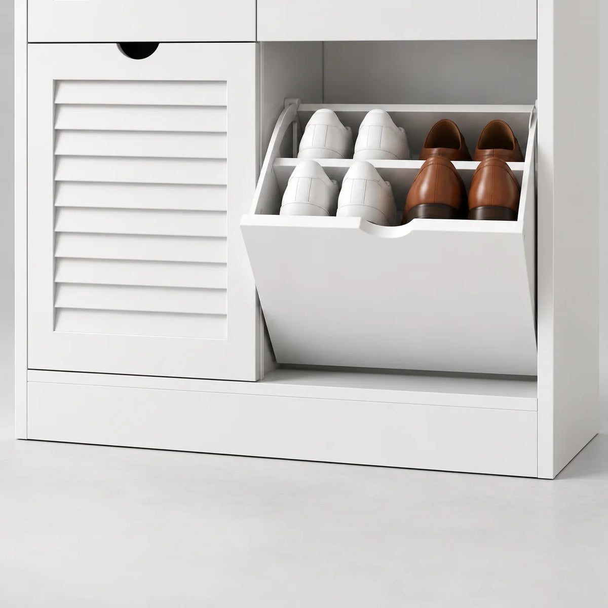 Détail du rangement inférieur droit ouvert avec chaussures et façade blanche lisse