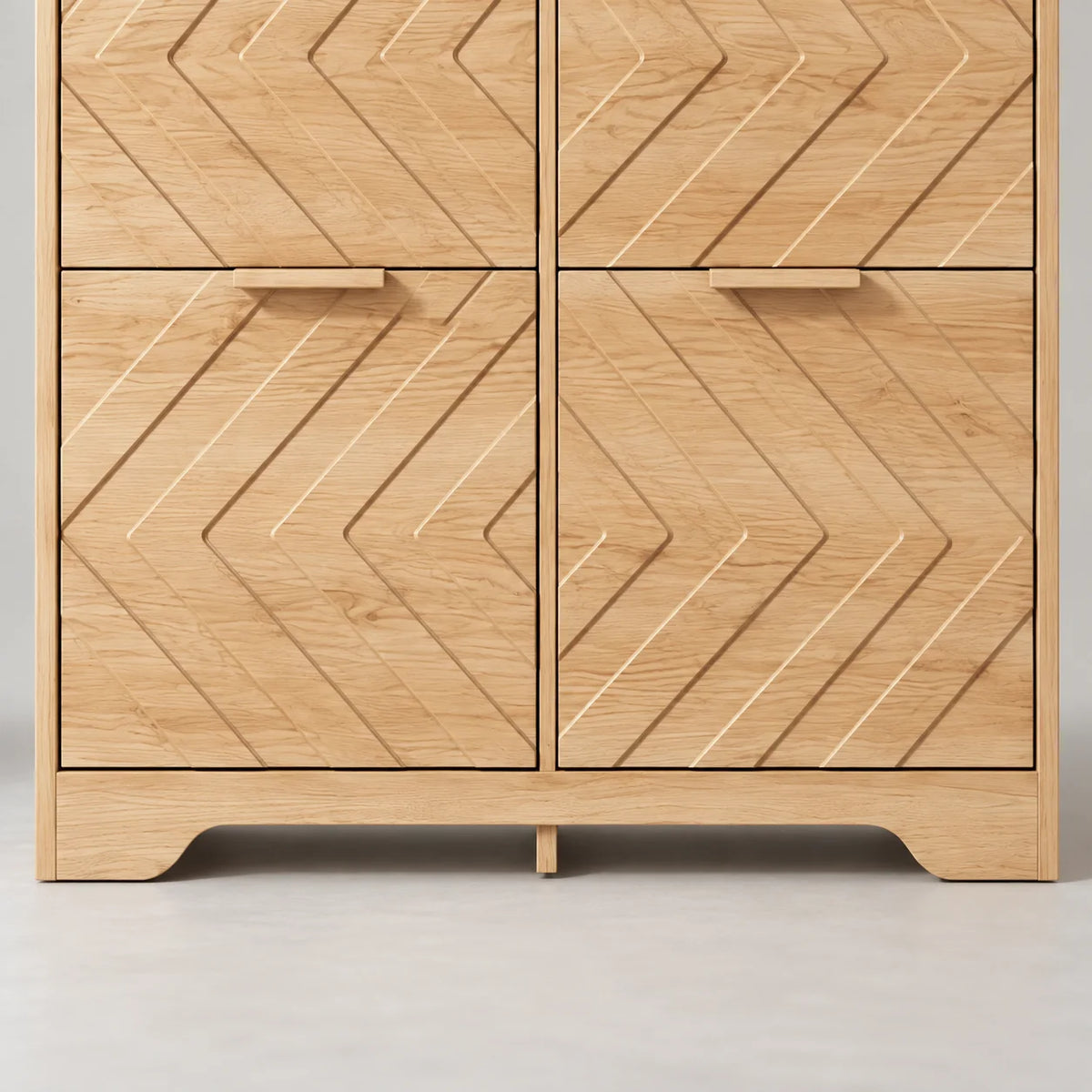 Vue rapprochée des façades inférieures à chevrons et du socle du meuble à chaussures en bois beige