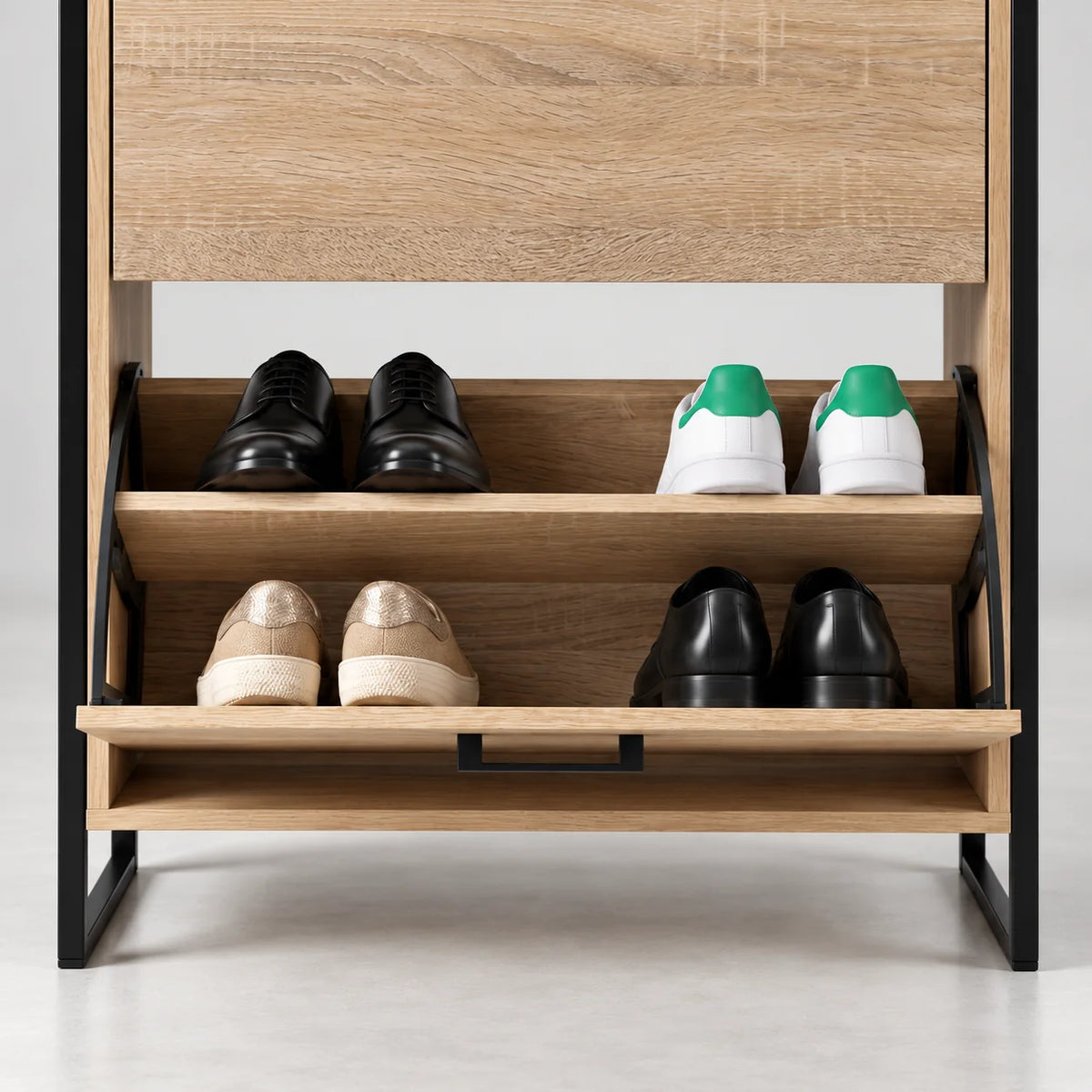 Vue rapprochée du rangement à chaussures bas ouvert avec deux rangées et structure noire